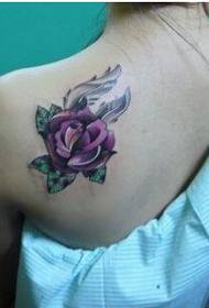Amafashini wobuhle bemfashini abukeka kuphela izithombe ezinhle zephethini le-roses tattoo