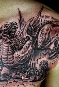 Мужское плечо властного бога-зверя с татуировкой