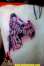 Czerwono-brązowy wzór tatuażu na ramionach