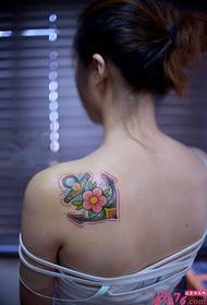 Ang lab-as nga cherry blossom nga angkla sa likod nga litrato sa tattoo sa abaga