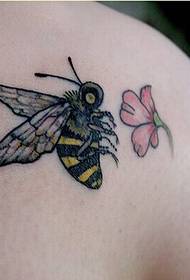 Sievietes plecu mode skaista bišu tetovējuma modeļa attēls