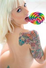 In famke syn skouder schedel vlinder tattoo patroanfoto