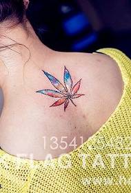 Tuore ja kaunis vaahteranlehden tatuointikuvio