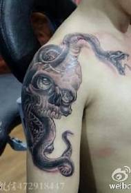 Fantastico tatuaggio con teschio e serpente