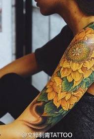Vackert solros-tatueringsmönster på axeln