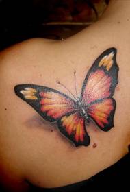 Красива татуировка на пеперуда на рамото