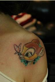 Immagine del modello del tatuaggio dei cervi di colore di modo della spalla femminile bello