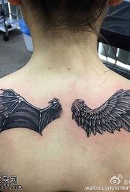 Reális reális szürke szárnyakkal tetoválás minta