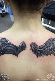 Patró de tatuatge d’ales gris realista realista