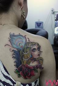 Immagine sexy del tatuaggio della spalla di rosa di bellezza sexy