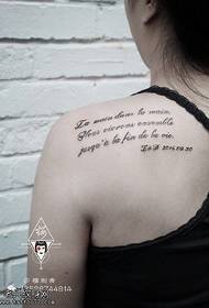 Tattoo-patroan fan it Ingelsk op it skouder