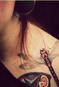 Taktak awéwé modis geulis berwarna tengkorak tato gambar na tato