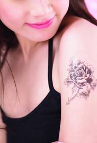 Smaidoša skaista sieviete pleca skaistu HD skaistu peoniju ziedu tetovējuma attēlu