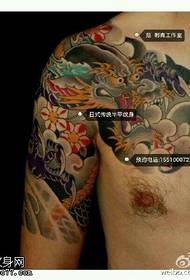 Klasičan oslikani zmaj totem tetovaža uzorak
