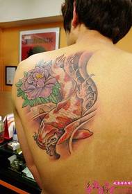Snimka tetovaže lignje s božurima na zadnjem ramenu