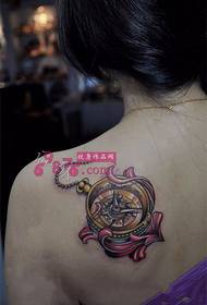 Retokula poŝhorloĝo kompaso ŝultra tatuaje bildo