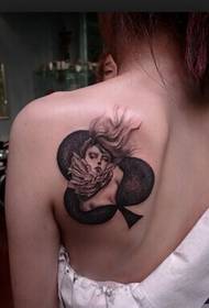 Ragazza spalla creativa bella ritrattu di tatuaggi di ragazza