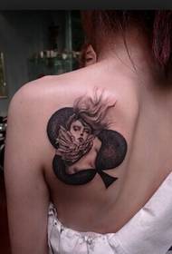 Immagine creativa del tatuaggio del ritratto della ragazza della spalla della ragazza bella