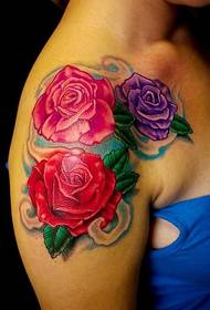 Tatuaj cu flori strălucitoare pe umăr