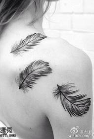 ຮູບແບບ tattoo ງາມທີ່ມີຂົນຂອງ feather