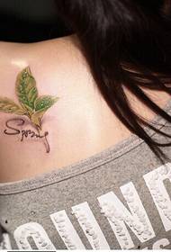 Hermosa nena espatlla bella fulla verda imatge de tatuatge anglès
