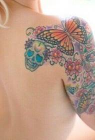 Ομορφιά ώμου πεταλούδα και λουλούδι αμπέλου χρώμα τατουάζ εικόνα