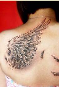 Madingos moteriškos pečių gražios išvaizdos sparnų tatuiruotės modelio nuotraukos