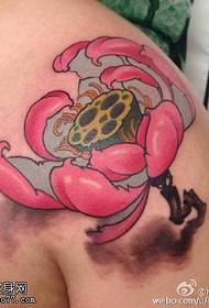 Шема на тетоважа на црвено лотос на рамената