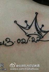 Modèl tatoo kouwòn dijital ki reprezante yon siyifikasyon espesyal