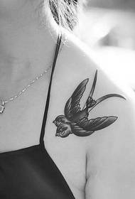 女性肩部个性时尚双头燕纹身图案图片