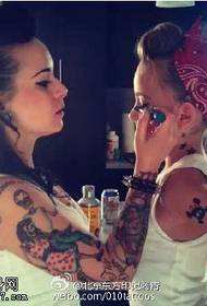 Cool äiti ja tytär tatuointi