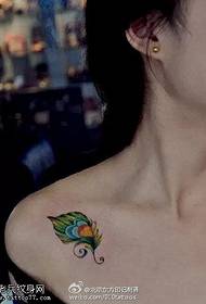 Цветной красивый рисунок татуировки перо павлина