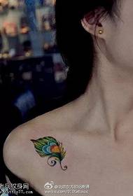 Modello di tatuaggio di bella piuma di pavone colorato