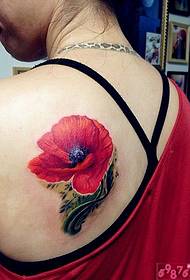 Slika stražnjeg ramena lijepe makove tetovaža uzorak slike
