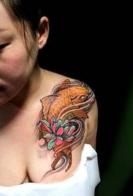 Lijepa i elegantna tradicionalna slika tetovaže lignje na ramenu djevojke