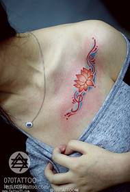Skuldröd vacker lotus tatuering mönster