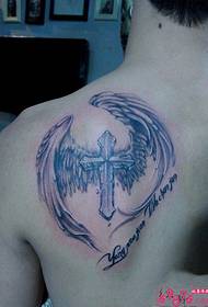 Križ s krilima ramena slike engleskog tetovaža