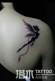 Mergaitės nugaros peties angelo tatuiruotė