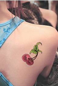 Снимки на женски рамене красиво изглеждащи черешови татуировки