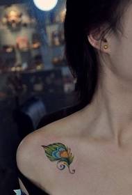 Neskaren sorbaldak kolore eder eta luma tatuaje marrazkiaren argazkia