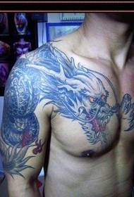 अज्ञात देखणा माणसाच्या खांद्यावर चिनी ड्रॅगन टॅटू