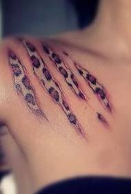 Imazhi i tatuazhit të leopardit të shpatullave femra