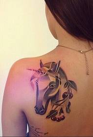 Hermosa chica hombro creativo moda cabeza de caballo tatuaje foto