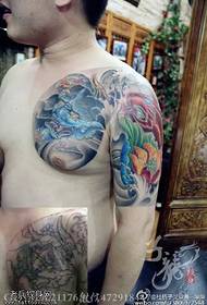 Couvrant de vieux tatouages, style chinois, dessins de tatouage