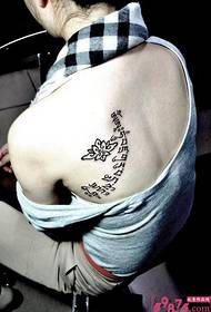 Lány hátsó vállán szanszkrit totem tetoválás kép