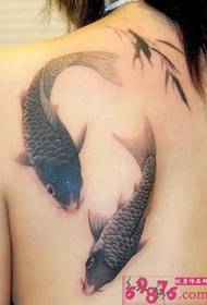 Слика тетоваже лигње рамена личности девојке