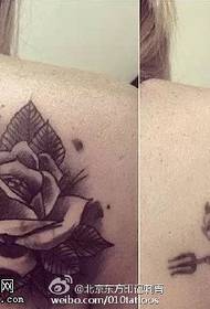 Schouder bedekken het prachtige roos tattoo patroon