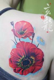Hombros femeninos hermosa hermosa flor roja tatuaje foto