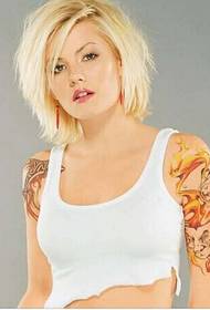 Mooie buitenlandse meisjes dragen prachtige, mooie tattoo-afbeeldingen