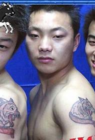 คู่หนุ่มหล่อไหล่รูปหมาป่าสีหัวรูปสักลาย